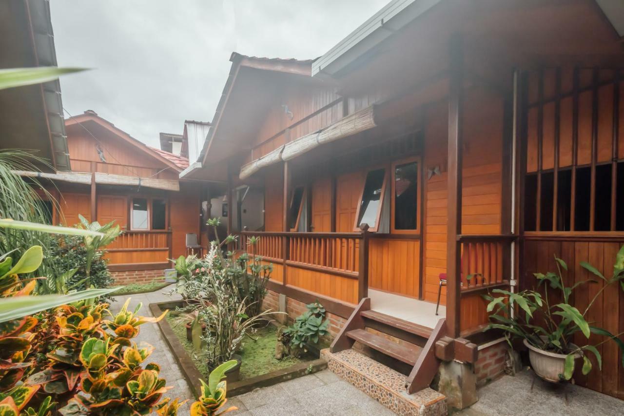 Vaccinated Staff - Oyo 1300 Crecia Guest House Hatu Esterno foto
