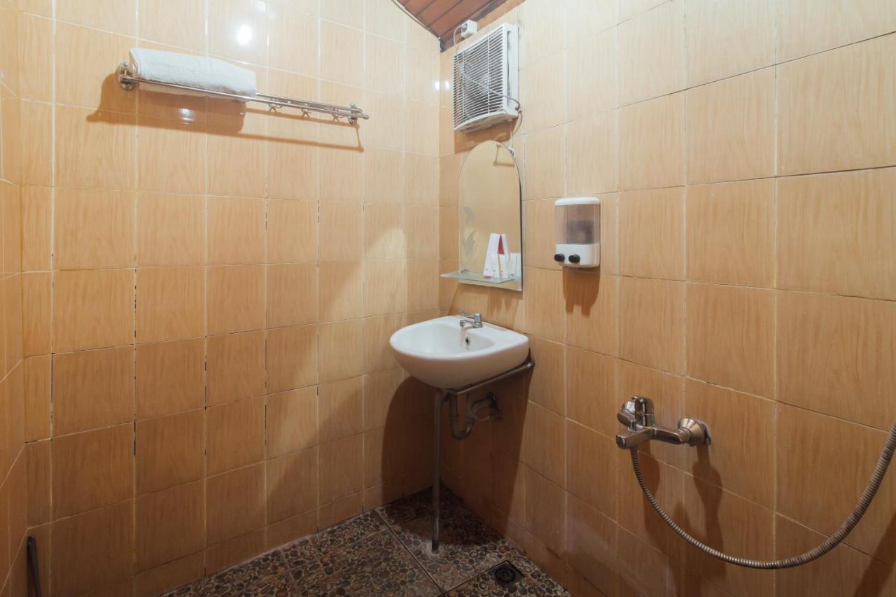 Vaccinated Staff - Oyo 1300 Crecia Guest House Hatu Esterno foto